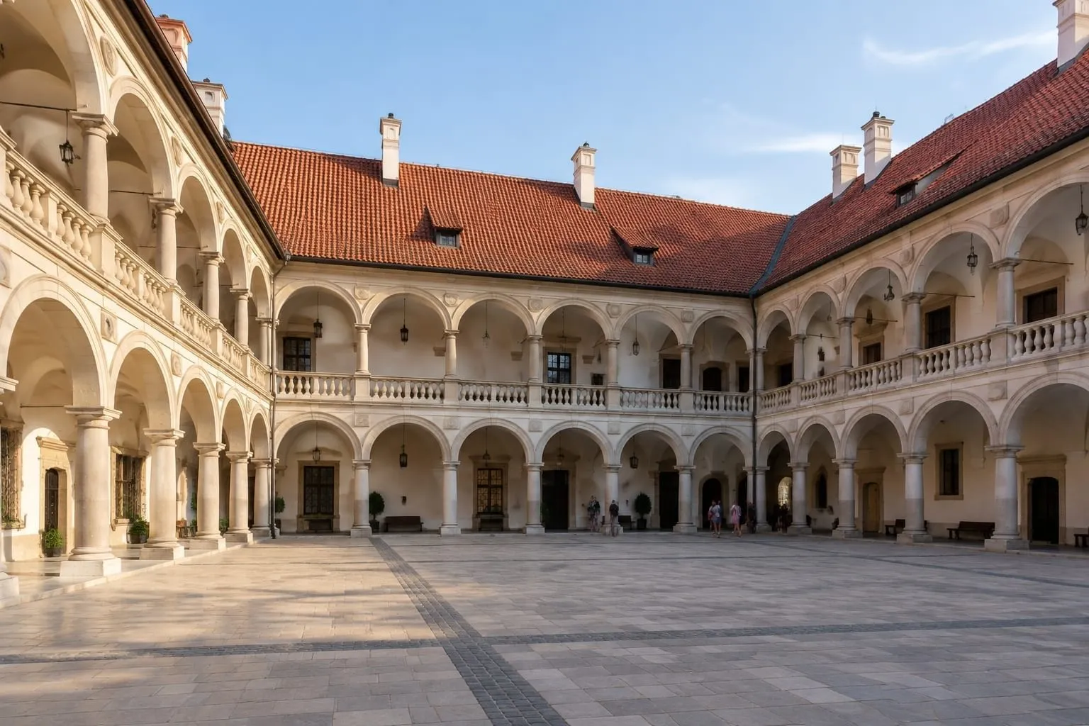 Dziedziniec z arkadowymi krużgankami zamku królewskiego w Niepołomicach