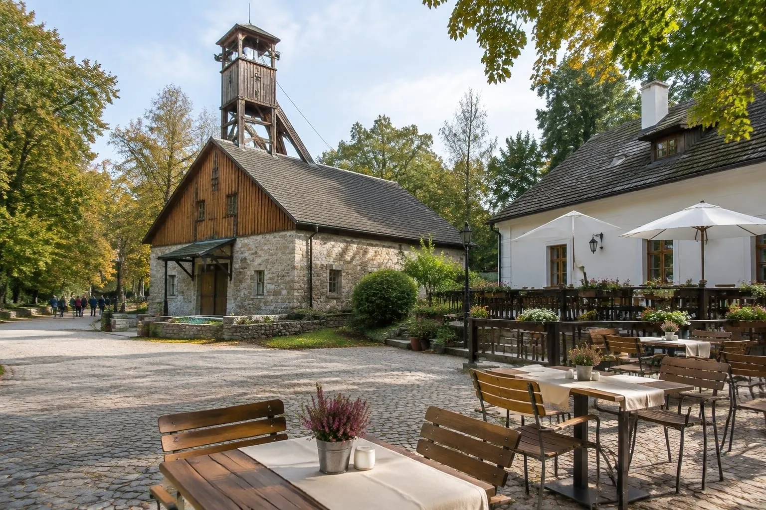 Dziedziniec przy Szybie Daniłowicza w Wieliczce ze stolikami restauracji
