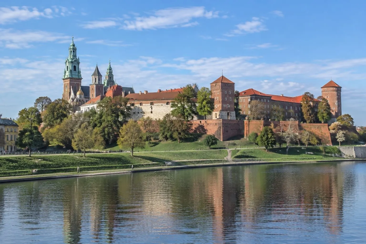 Wzgórze wawelskie w Krakowie widziane znad Wisły