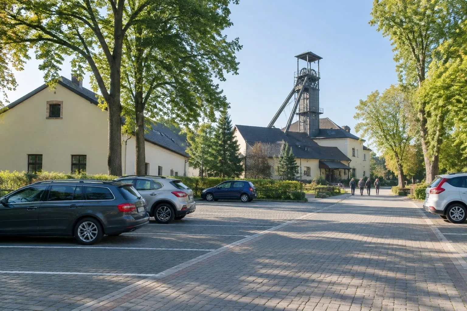 Parking przy Kopalni Soli w Wieliczce, w tle wieża Szybu Daniłowicza